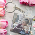 Porte-clés Meilleur grand-mère simple Porte - clé personnalis<br><div class="desc">Présentation du meilleur grand-mère porte - clé personnalisé au monde. Ce design simple mais chaleureux vous permet de le customiser avec une photo de grand-mère chère. Avec son design joliment imprimé des deux côtés, ce porte - clé est un parfait gardien pour porter votre amour où que vous alliez. Vous...</div>