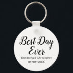 Porte-clés Meilleur jour personnalisé épousant jamais<br><div class="desc">Personnalisé avec vos noms et date de mariage ces le porte-clés du "meilleur jour jamais" est une faveur élégante et d'amusement de souvenir pour vos invités. Beau,  simple,  manuscrit,  type manuscrit de style pour vous enchanter famille et amis.</div>