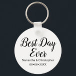 Porte-clés Meilleur jour personnalisé épousant jamais<br><div class="desc">Personnalisé avec vos noms et date de mariage ces le porte-clés du "meilleur jour jamais" est une faveur élégante et d'amusement de souvenir pour vos invités. Beau,  simple,  manuscrit,  type manuscrit de style pour vous enchanter famille et amis.</div>