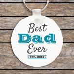 Porte-clés Meilleur papa jamais Cool graphique Moderne Typogr<br><div class="desc">"Meilleur Père Jamais." Dites à papa ce que vous pensez vraiment de lui. Cool, moderne gris foncé et turquoise bleu typographie recouvrent un arrière - plan blanc. Personnaliser avec l’année où il est devenu papa pour le porte - clé de gardien parfait et personnalisé qu’il utilisera tous les jours. Ce...</div>