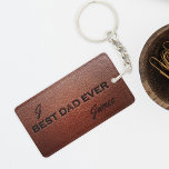 Porte-clés Meilleur papa jamais nom monogramme personnalisé<br><div class="desc">Vintage typographie marron cuir meilleur papa jamais citer un monogrammed et nom porte - clé.</div>