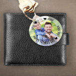 Porte-clés Meilleur papa Joyeux Fête des pères Photo Personna<br><div class="desc">Fête des pères porte - clé photo pour le meilleur papa jamais. Facile à personnaliser le lettrage gras, qui encadre votre photo préférée. Le libellé actuel se lit "BEST ♥ DAD ♥ EVER .. HAPPY FÊTE DES PÈRES ♥ LOVE [YOUR NAME(S)]" et se trouve sur une bordure semi-opaque. Jolie petite...</div>