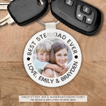 Porte-clés MEILLEUR STEPDAD JAMAIS photo personnalisée<br><div class="desc">Créez un porte - clé personnalisé avec photo pour le MEILLEUR STEP DAD EVER (ou votre texte personnalisé) dans votre choix de texte, de points et de couleurs arrière - plans (en noir sur blanc). La conception est dupliquée à l'arrière, donc si vous effectuez des modifications de couleur, effectuez les...</div>