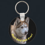 Porte-clés Meilleure Fête des pères de père de chien<br><div class="desc">Super idée cadeau pour le "meilleur papa chien jamais!" avec un modèle facile à utiliser que vous pouvez utiliser le texte tel quel, ou remplacer par un nom et aussi changer de photo de chien si vous voulez. Pour un cadeau de Fête des pères ou un cadeau de toute journée,...</div>