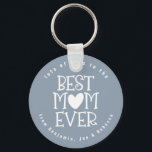 Porte-clés Meilleure maman Maman Noms jamais Dusty Bleu Blanc<br><div class="desc">Particulièrement pour votre maman (maman) à chérir avec ce design typographique tendance, mettre le texte Best Mom (maman) Toujours avec un motif cardiaque représentant le O ou l'U. Personnalisez facilement le texte modifiable courbé ci-dessus et ci-dessous. Typographie blanche sur bleu poussiéreux. Les couleurs de texte, d'arrière - plan et de...</div>