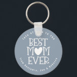 Porte-clés Meilleure maman Maman Noms jamais Dusty Bleu Blanc<br><div class="desc">Particulièrement pour votre maman (maman) à chérir avec ce design typographique tendance, mettre le texte Best Mom (maman) Toujours avec un motif cardiaque représentant le O ou l'U. Personnalisez facilement le texte modifiable courbé ci-dessus et ci-dessous. Typographie blanche sur bleu poussiéreux. Les couleurs de texte, d'arrière - plan et de...</div>