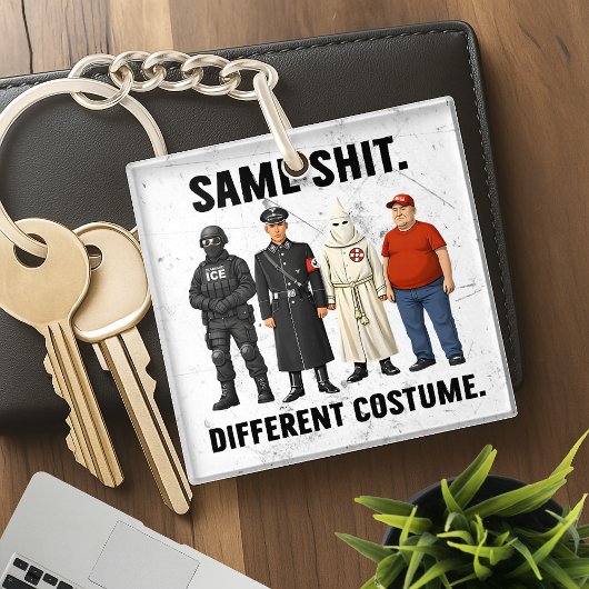 Porte-clés Même Costume Différent