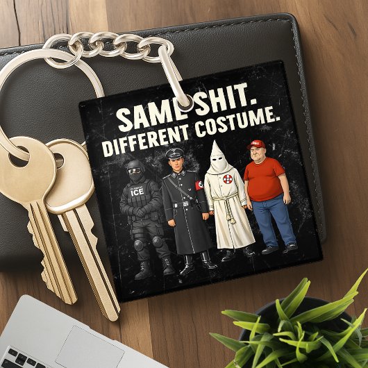Porte-clés Même Différent Costume