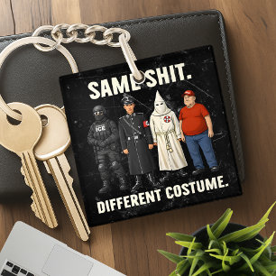 Porte-clés Même Différent Costume