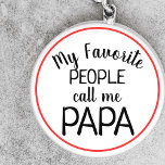 Porte-clés Mes Gens Favoris M'Appelent Papa Funny<br><div class="desc">Un grand cadeau pour la Fête des pères, l'anniversaire ou n'importe quel jour - Faites savoir à grand-père (ou à papa) à quel point il est spécial! Apportez toute modification au texte [PAPAW OU GRANDPA OU DAD] en cliquant sur l'onglet Personnaliser le texte. Noir tendance avec lettrage blanc avec bordure...</div>