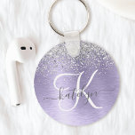 Porte-clés Métal brossé violet Parties scintillant d'argent N<br><div class="desc">Personnalisez facilement ce design porte - clé chic et branché avec une jolie parties scintillant brillante en argent sur un arrière - plan métallique brossé violet.</div>