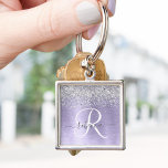 Porte-clés Métal brossé violet Parties scintillant d'argent N<br><div class="desc">Personnalisez facilement ce design porte - clé chic et branché avec une jolie parties scintillant brillante en argent sur un arrière - plan métallique brossé violet.</div>