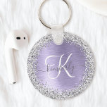 Porte-clés Métal brossé violet Parties scintillant d'argent N<br><div class="desc">Personnalisez facilement ce design porte - clé chic et branché avec une jolie parties scintillant brillante en argent sur un arrière - plan métallique brossé violet.</div>