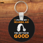 Porte-clés Mets Mon Aides Auditives. Ça Vaut Mieux Être Bon.  (Recto)