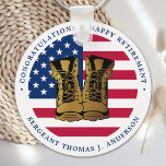 Porte-clés Militaire Armée Parti de retraite États-Unis drape<br><div class="desc">Ajoutez la touche finale à votre parti de retraite militaire avec ces porte - clés militaires de conception USA American Flag et fournitures de parti. Drapeau américain en rouge moderne blanc et bleu, étoiles et rayures, avec design de bottes de combat en or. Ce parti du drapeau américain favorise les...</div>
