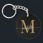 Porte-clés Moderne Élégante Écriture de Nom en Monogramme Noi<br><div class="desc">Porte-clés personnalisé élégant et moderne avec monogramme et nom en lettres cursives noires et dorées. Ce design présente un prénom en jolie écriture manuscrite avec des fioritures et un monogramme initial en or et blanc sur fond noir. Ceux-ci sont faciles à personnaliser. Cadeau féminin élégant pour une pendaison de crémaillère,...</div>