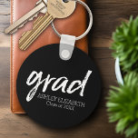 Porte-clés Moderne Graduate sur mesure tendance noir Grad<br><div class="desc">Un design moderne et minimal pour une célébration de remise de diplômes. Ajoutez le texte personnalisé de votre diplômé au design noir et blanc pour rendre un memento ou une fête de remise de diplômes service.</div>
