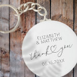 Porte-clés Moderne simple élégant chic minimaliste Mariage de<br><div class="desc">Ce design simple et moderne est composé de sans serif et de typographie cursive ludique avec des coeurs de doodle. Parfait pour les fêtes de mariage.</div>