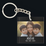 Porte-clés Mom Established Modern Script Photo<br><div class="desc">Black White Mom Established Script Photo Design. Replace the photo with your own of your kids and change the years to the years you became a mom.</div>