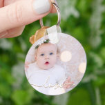 Porte-clés Mon bébé photo personnalisée<br><div class="desc">Photo de votre bébé sur un porte - clé ! Téléchargez votre propre image pour créer votre porte - clé pour vous-même ou offrez-en un cadeau à votre famille,  vos amis,  vos parents et vos grands-parents ! Le mot amour dans un script chèque est présenté sur votre photo.</div>