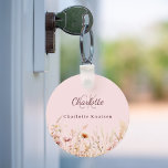 Porte-clés monogramme beige rose fleur sauvage<br><div class="desc">Ajoutez une touche de charme personnel à votre quotidien grâce à notre Porte - clé floral personnalisé. Doté d'un ravissant arrière - plan rose décoré de fleurs sauvages d'une prairie estivale, ce porte - clé est aussi beau que pratique. Parfait pour garder vos clés organisées tout en ajoutant une touche...</div>