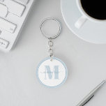 Porte-clés Monogramme bleu simple personnalisé<br><div class="desc">Ajoutez une touche d'élégance moderne à votre essentiel quotidien avec ce chic monogramme bleu clés lanyard. Doté d'un design simple et minimaliste, d'un script de calligraphie élégant et d'une typographie audacieuse, ce lanière est l'équilibre parfait entre professionnel et contemporain. Personnalisez-le avec votre nom et votre initiale pour un accessoire sophistiqué...</div>