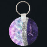 Porte-clés monogramme de fausse parties scintillant de peau d<br><div class="desc">Une parties scintillant irisée en peau de sirène cool aux couleurs rose violet argenté. Élégant porte - clé Monogramme Parties scintillant. Personnalisez-le avec votre nom, monogramme ou autre texte souhaité. Cela rend le cadeau parfait pour 16 ans, mariage, douche nuptiale, anniversaire, baby shower ou bachelorette pour quelqu'un qui aime le...</div>