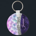 Porte-clés monogramme de fausse parties scintillant de peau d<br><div class="desc">Une parties scintillant irisée en peau de sirène cool aux couleurs rose violet argenté. Élégant porte - clé Monogramme Parties scintillant. Personnalisez-le avec votre nom, monogramme ou autre texte souhaité. Cela rend le cadeau parfait pour 16 ans, mariage, douche nuptiale, anniversaire, baby shower ou bachelorette pour quelqu'un qui aime le...</div>