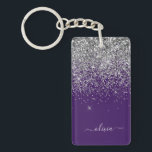 Porte-clés Monogramme de Parties scintillant d'argent violet<br><div class="desc">Parties scintillant d'étincelle d'argent et de violet Script Monogramme Nom Porte - clé. Cela rend le cadeau parfait pour 16 ans,  mariage,  douche nuptiale,  anniversaire,  baby shower ou bachelorette pour quelqu'un qui aime le luxe glam et les styles chic.</div>