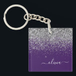 Porte-clés Monogramme de Parties scintillant d'argent violet<br><div class="desc">Parties scintillant à étincelles violet et argenté Faux Foil  Script Monogramme Nom Porte - clé. Cela rend le cadeau parfait pour 16 ans,  mariage,  douche nuptiale,  anniversaire,  baby shower ou bachelorette pour quelqu'un qui aime le luxe glam et les styles chic.</div>