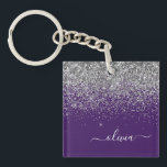 Porte-clés Monogramme de Parties scintillant d'argent violet<br><div class="desc">Parties scintillant à étincelles violet et argenté Faux Foil  Script Monogramme Nom Porte - clé. Cela rend le cadeau parfait pour 16 ans,  mariage,  douche nuptiale,  anniversaire,  baby shower ou bachelorette pour quelqu'un qui aime le luxe glam et les styles chic.</div>