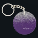 Porte-clés Monogramme de Parties scintillant d'argent violet<br><div class="desc">Parties scintillant d'étincelle d'argent et de violet Script Monogramme Nom Porte - clé. Cela rend le cadeau parfait pour 16 ans,  mariage,  douche nuptiale,  anniversaire,  baby shower ou bachelorette pour quelqu'un qui aime le luxe glam et les styles chic.</div>