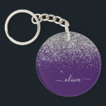 Porte-clés Monogramme de Parties scintillant d'argent violet<br><div class="desc">Parties scintillant d'étincelle d'argent et de violet Script Monogramme Nom Porte - clé. Cela rend le cadeau parfait pour 16 ans,  mariage,  douche nuptiale,  anniversaire,  baby shower ou bachelorette pour quelqu'un qui aime le luxe glam et les styles chic.</div>