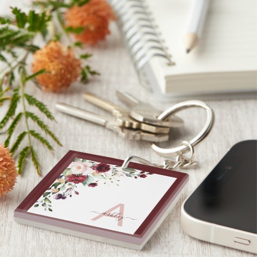 Porte-clés Monogramme de script floral Bourgogne Nom initial (Devant Droit)