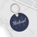 Porte-clés Monogramme et nom bleu marine personnalisés<br><div class="desc">Le Monogramme et le cadeau de nom personnalisées comprend le nom personnalisé dans le style de police de script blanc et le monogramme dans le style de police bleu marine serif clair comme arrière - plan, sur l'arrière - plan bleu marine. Parfait comme cadeau de vacances, faveurs de réunion familiale,...</div>