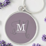 Porte-clés Monogramme et nom de calligraphie élégant violet<br><div class="desc">Un beau porte - clé féminin avec un nom élégant et monogramme avec sérifs classiques et une calligraphie de script plus ornée dans une mise en page équilibrée et belle. Les trois éléments se fondent dans une harmonie sophistiquée et créent votre propre logo de marque personnelle. Montré ici avec un...</div>