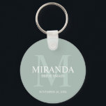 Porte-clés Monogramme et nom de la servante d'accueil personn<br><div class="desc">Ajoutez une touche personnelle à votre mariage avec le monogramme et le cadeau de nom personnalisé de la femme de ménage. Ce design présente le nom personnalisé de la demoiselle d'honneur avec titre et date mariage en blanc et monogramme en vert sauge comme arrière - plan, en style de police...</div>