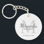 Porte-clés Monogramme et nom de la servante d'accueil personn<br><div class="desc">Cadeaux Bridesmaids personnalisées avec le nom de la femme d'honneur personnalisée en gris style de police de script classique et monogramme en gris clair style de police serif classique en arrière - plan avec titre et date de mariage en gris style de police serif classique sur arrière - plan blanc....</div>