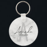 Porte-clés Monogramme et nom d'une servante d'État moderne pe<br><div class="desc">Monogramme et cadeaux de nom de Bridesmaid Ce design présente le nom de femme de pont personnalisée en gris moderne écriture script style de police et monogramme en gris clair gris moderne style de police sans serif moderne comme arrière - plan, avec des détails mariages en gris moderne style de...</div>