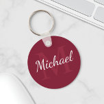 Porte-clés Monogramme et nom personnalisé Bourgogne rouge<br><div class="desc">Le Monogramme personnalisé et le cadeau de nom comprend le nom personnalisé dans le style de police de script blanc et le monogramme dans le style de police de serif rouge bordeaux clair comme arrière - plan, sur arrière - plan rouge bordeaux. Parfait comme cadeau de vacances, faveurs de réunion...</div>