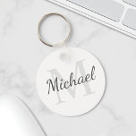 Porte-clés Monogramme et nom personnalisés<br><div class="desc">Monogramme personnalisé et cadeau de nom caractéristiques personnalisées nom dans le style de police de script gris et monogramme dans le style de police de serif gris clair comme arrière - plan, sur arrière - plan blanc. Parfait comme cadeau de vacances, faveurs de réunion familiale, merci cadeau pour les groomsmen...</div>