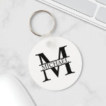 Porte-clés Monogramme et nom personnalisés<br><div class="desc">Monogramme personnalisé et cadeaux de nom avec monogramme personnalisé et nom dans le style de police serif classique. Parfait comme cadeaux de fête des pères pour papa,  cadeaux pour grand-père,  mari,  marié,  meilleur homme,  groomsmen et plus.</div>