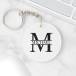 Porte-clés Monogramme et nom personnalisés<br><div class="desc">Monogramme personnalisé et cadeaux de nom avec monogramme personnalisé et nom dans le style de police serif classique. Parfait comme cadeaux de fête des pères pour papa,  cadeaux pour grand-père,  mari,  marié,  meilleur homme,  groomsmen et plus.</div>