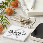Porte-clés Monogramme et nom personnalisés<br><div class="desc">Monogrammed personnalisé et nom avec ligne de texte ajoutée porte - clé de Ricaso - idée cadeau parfait</div>