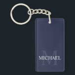 Porte-clés Monogramme et nom personnalisés bleu marine<br><div class="desc">Monogramme personnalisé et cadeau de nom caractéristiques personnalisées nom en blanc et monogramme en bleu marine clair comme arrière - plan, dans le style de police serif classique, sur arrière - plan bleu marine. Parfait comme cadeau de vacances, faveurs de réunion familiale, merci cadeau pour les groomsmen et cadeau pour...</div>
