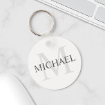Porte-clés Monogramme et nom personnalisés classiques<br><div class="desc">Monogramme personnalisé et cadeau de nom caractéristiques personnalisées nom en gris et monogramme en gris clair comme arrière - plan, dans le style de police serif classique, sur arrière - plan blanc. Parfait comme cadeau de vacances, faveurs de réunion familiale, merci cadeau pour les groomsmen et cadeau pour toutes les...</div>