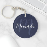 Porte-clés Monogramme et nom personnalisés de Navy Blue Scrip<br><div class="desc">Monogramme personnalisé et cadeau de nom avec nom personnalisé dans le style de police de script moderne blanc et monogramme dans le style de police de script moderne bleu marine clair comme arrière - plan sur l'arrière - plan bleu marine. Parfait comme cadeau de vacances, faveurs de réunion familiale, merci...</div>