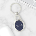Porte-clés Monogramme et nom personnalisés de Navy Blue Scrip<br><div class="desc">Monogramme personnalisé et cadeau de nom avec nom personnalisé dans le style de police de script moderne blanc et monogramme dans le style de police de script moderne bleu marine clair comme arrière - plan sur l'arrière - plan bleu marine. Parfait comme cadeau de vacances, faveurs de réunion familiale, merci...</div>