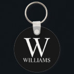 Porte-clés Monogramme et nom personnalisés en noir<br><div class="desc">Monogramme personnalisé et cadeau de nom caractéristiques monogramme personnalisé et nom en blanc classique style de police serif sur arrière - plan noir. Parfait comme cadeaux de vacances, faveurs de réunion familiale et pour toutes occasions spéciales.</div>