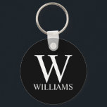Porte-clés Monogramme et nom personnalisés en noir<br><div class="desc">Monogramme personnalisé et cadeau de nom caractéristiques monogramme personnalisé et nom en blanc classique style de police serif sur arrière - plan noir. Parfait comme cadeaux de vacances, faveurs de réunion familiale et pour toutes occasions spéciales.</div>